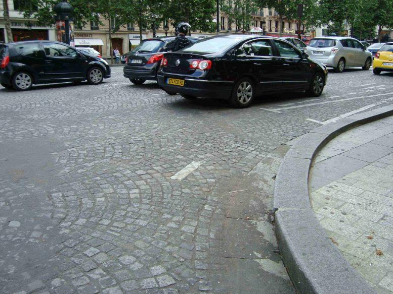 パリに来て、始めて石で舗装された道路に出会いました。いつ頃のものかは知りませんが、旧市街の象徴です。